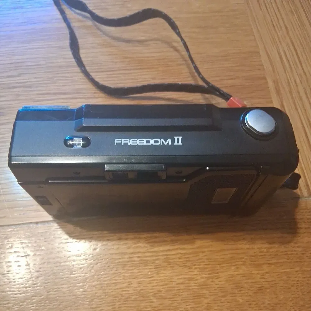 Minolta Freedom II Point & Shoot 35mm Film Camera works, battery won't latch